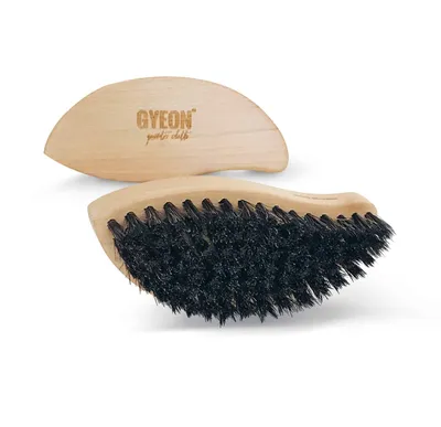 מברשת ארגונומית לניקוי עור – GYEON Q²M LeatherBrush