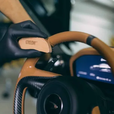 מברשת ארגונומית לניקוי עור – GYEON Q²M LeatherBrush