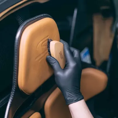 מברשת ארגונומית לניקוי עור – GYEON Q²M LeatherBrush