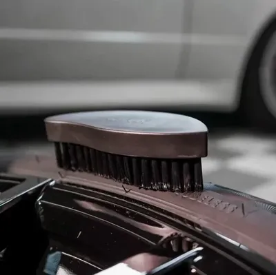 מברשת ארגונומית לניקוי צמיגים – GYEON Q²M TireBrush