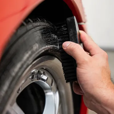 מברשת ארגונומית לניקוי צמיגים – GYEON Q²M TireBrush